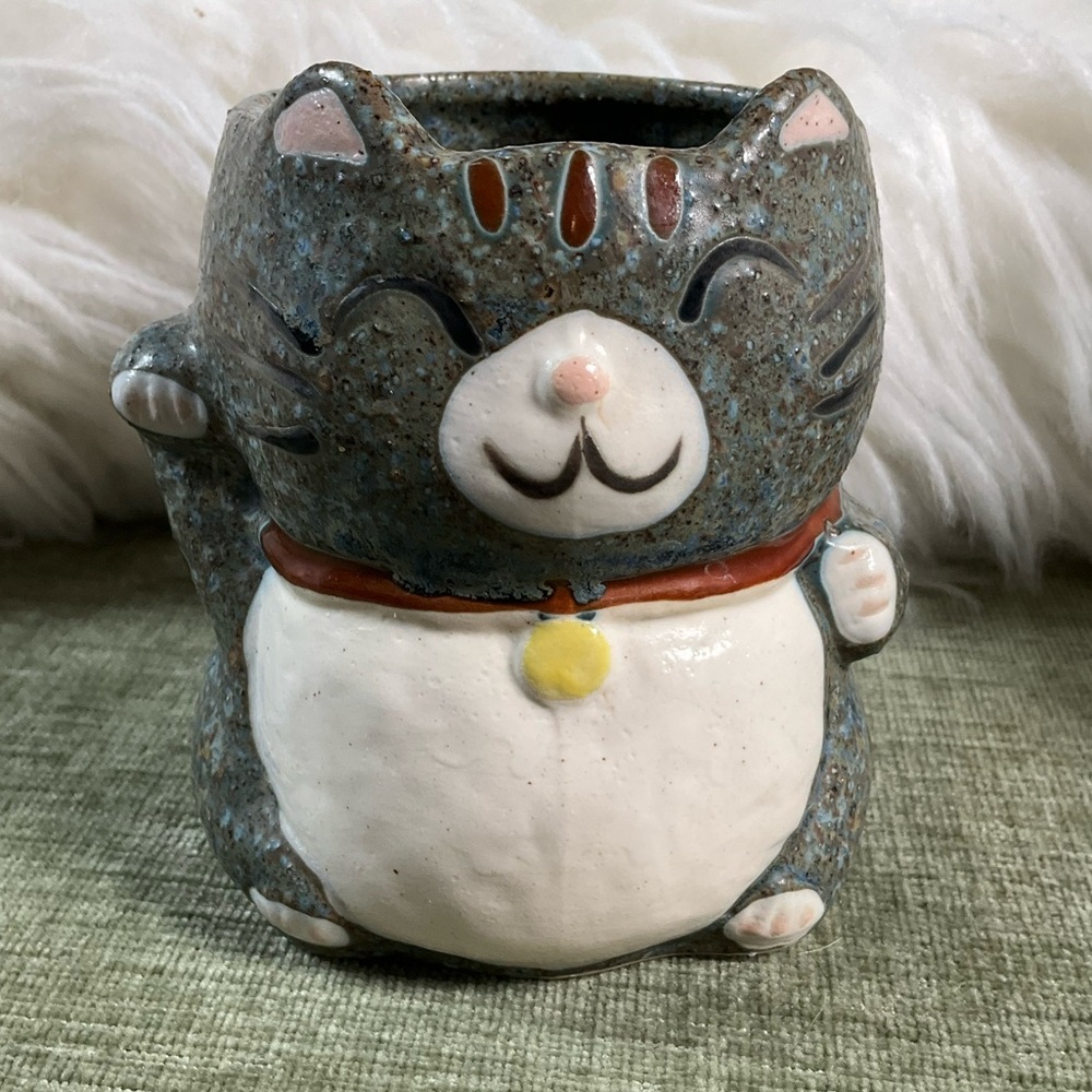 Kotobuki Maneki-Neko Lucky Cat Mug in a gray|blue tabby- 11 oz